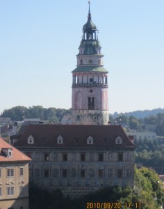 チェスキー・クロムロフ城の塔を眺める